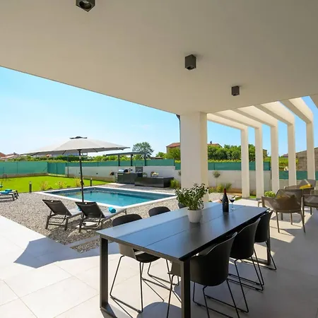 Villa Lumi - Modern Beach Retreat With Private Pool *