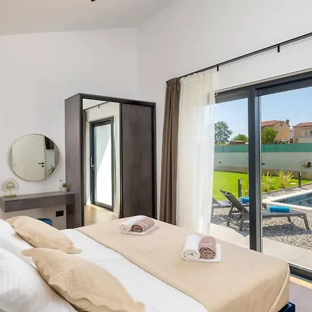 Vila Villa Lumi - Modern Beach Retreat With Private Pool *